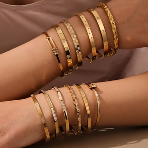 Ensemble luxueux de joncs en acier inoxydable plaqué or 18k avec accents en zircone