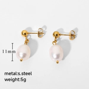 Détail de la boucle d'oreille perle de 11mm en acier inoxydable doré pesant 5g