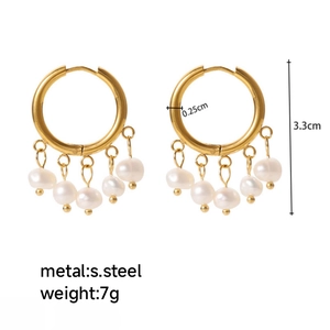 Détail de boucles d'oreilles en acier inoxydable 18K avec cinq perles d'eau douce