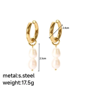 Détail des boucles d'oreilles créoles en acier de 2,4 cm avec double perle d'eau douce
