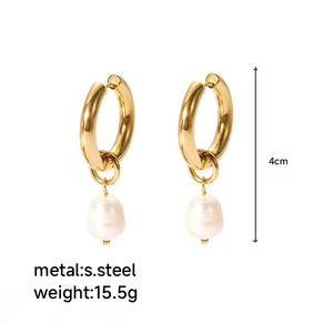 Détail de boucles d'oreilles de 4cm avec créole en acier poli et perle baroque