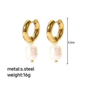 Détail de boucles d'oreilles perles en acier doré de 4,2 cm pesant 16 g