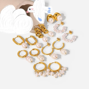 Lot de 8 paires de boucles d'oreilles en acier titane plaqué or 18K et perles d'eau douce