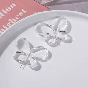 Gros plan de boucles d'oreilles papillon en acrylique transparent avec clous dorés