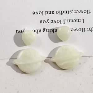 Pendentifs lumineux en résine vert clair en forme de goutte et Saturne pour bijoux DIY