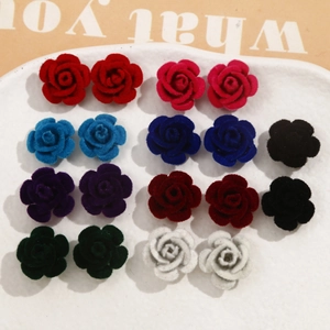 Primer plano de nueve dijes de rosas de terciopelo en varios colores en una bandeja