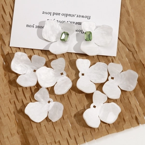 DIY σκουλαρίκια λουλούδια και ακρυλικά πέταλα με πράσινο ορθογώνιο πολύτιμο λίθο