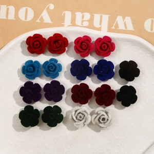 Detalle macro de pétalos de rosa aterciopelados para joyería DIY en nueve colores