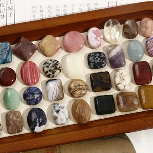 Detailweergave van diverse natuurlijke edelstenen in geometrische vormen voor sieraden maken