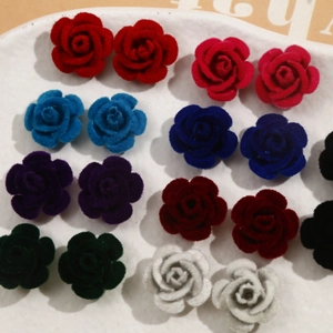 Primer plano de rosas de terciopelo flocado para manualidades y accesorios DIY
