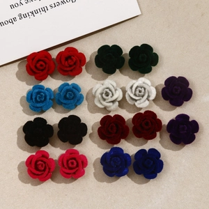 Plano cenital de flores de rosa de terciopelo en nueve colores para joyería DIY