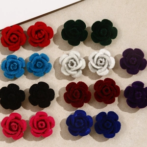 Vista detallada de flores de rosa flocadas multicolores para la creación de joyería