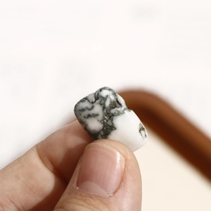 Macro-detail van mosagaat natuursteen kraal met groene patronen voor DIY-sieraden