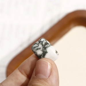 Macro-opname van natuurlijke mosagaat kralen met groene textuur voor sieraden