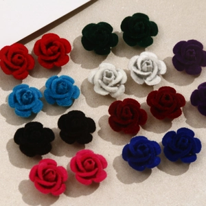 Detalle de rosas de terciopelo flocado 3D para pinzas de pelo en nueve colores vivos