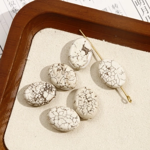 Macro detail van ovale witte turkoois kralen met natuurlijke aders voor sieraden