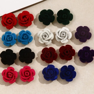 Primer plano de rosas de terciopelo flocado de colores para joyería artesanal de bricolaje