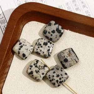 Macro-opname van vierkante dalmatiër jaspis kralen voor het zelf maken van sieraden