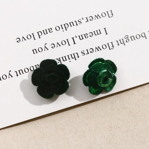 Comparación detallada de rosas verdes flocadas y satinadas para la creación de joyas DIY