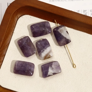 Detail van rechthoekige paarse natuursteen kralen voor DIY sieraden maken