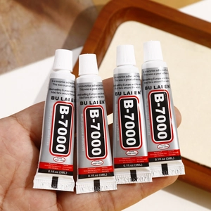 Dettaglio di quattro tubetti di colla multiuso B-7000 da 3ml con proprietà impermeabili