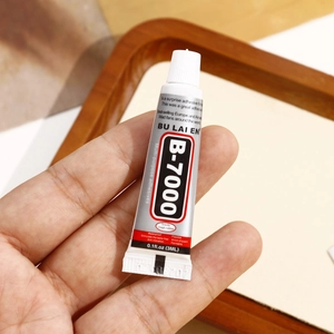 Dettaglio del tubetto di colla multiuso B-7000 da 3ml per lavori di precisione su gioielli