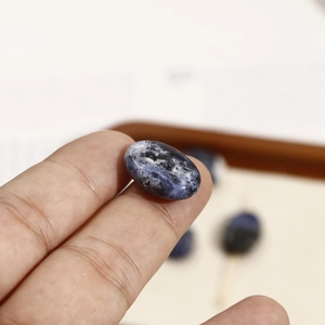 Macro-opname van een ovale sodaliet kraal met blauw en wit marmeren patroon