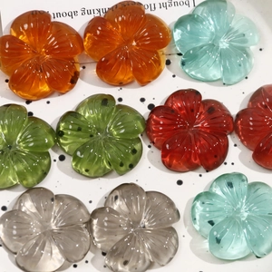 Makro-Detail von texturierten Harzblumenperlen in verschiedenen Farben für DIY-Haarspangen