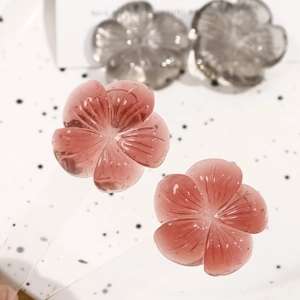 Makroaufnahme von rosa und grauen Harzblüten für DIY-Haarschmuck mit Textur