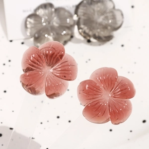 Makroaufnahme von durchscheinenden Harzblüten in Rosa und Grau für DIY-Schmuckzubehör
