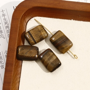 Detailopname van rechthoekige tijgeroogstenen kralen voor DIY sieraden maken en ambacht