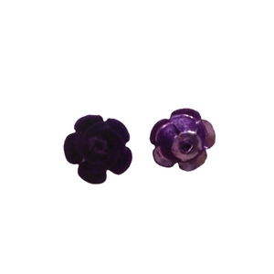 Pendientes de rosas flocadas violetas con textura aterciopelada y base de metal