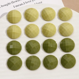 Macro di 16 ciondoli in resina sfaccettata verde avocado per orecchini e accessori per capelli