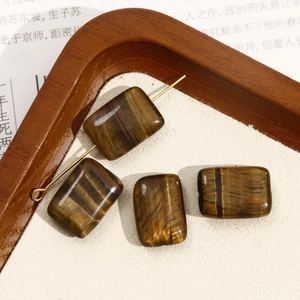 Macro-opname van rechthoekige tijgeroogkralen met natuurlijke textuur voor DIY-sieraden
