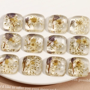 Détails de breloques carrées en résine avec fleurs séchées mauves et perles dorées