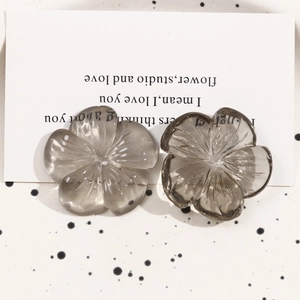 Makro-Detail von halbtransparenten grauen Blumen-Anhängern mit zarter Ader-Textur