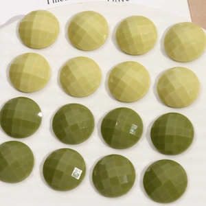 Vista macro di cabochon geometrici in resina verde sfaccettati per gioielli fai-da-te