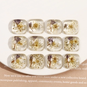 Détail de 12 breloques carrées en résine avec fleurs séchées et perles pour bijoux DIY
