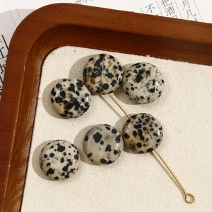 Detail van Dalmatische Jaspis ronde kralen met gouden pinnen voor DIY-sieraden maken
