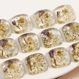 Charm's carrés en résine transparente avec fleurs séchées mauves et mini perles