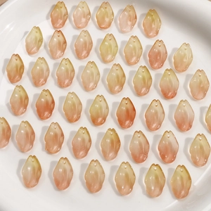 Cuentas de pétalos translúcidas en degradado amarillo y naranja para joyería DIY en bandeja