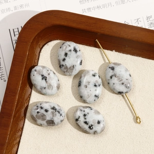 Macro-detail van ovale dalmatiër jaspis stenen kralen voor DIY sieraden maken