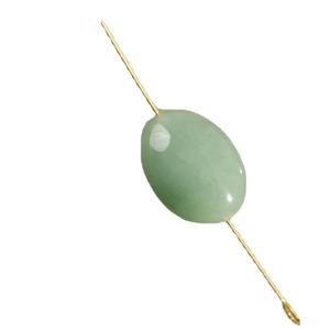 Ovale lichtgroene natuurstenen hanger met gladde textuur en gouden metaaldraad