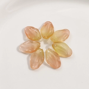 Detalle macro de siete cuentas de pétalos de cristal degradado rosa y amarillo para DIY