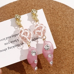 Elegant 3D conch shell dangle earrings in pink resin with rhinestone accents and gold trim