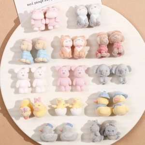 Vista cenital de lindas figuritas de animales flocados como el oso rosa en tonos macaron
