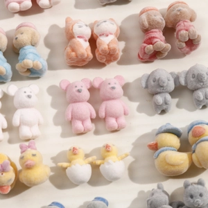 Amuletos de animales flocados kawaii en colores pastel con osos, patos y perritos