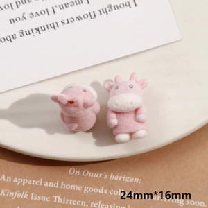 Vista detallada de dijes de animales flocados rosa tamaño 24mm x 16mm para joyas