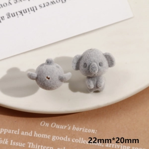 Detalle de pequeñas figuras de koala flocadas de 22x20mm para accesorios de bricolaje