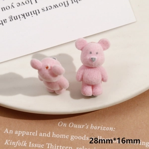 Detalle de minifiguras de osos rosas flocados con medidas de 28mm en un plato